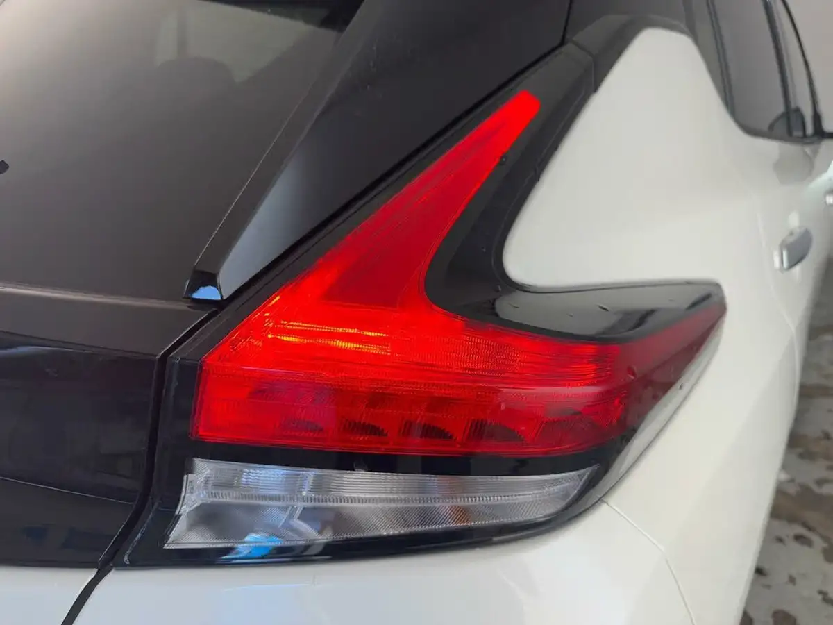 2023-nissan-leaf-e-tekna-39kwh-big-30