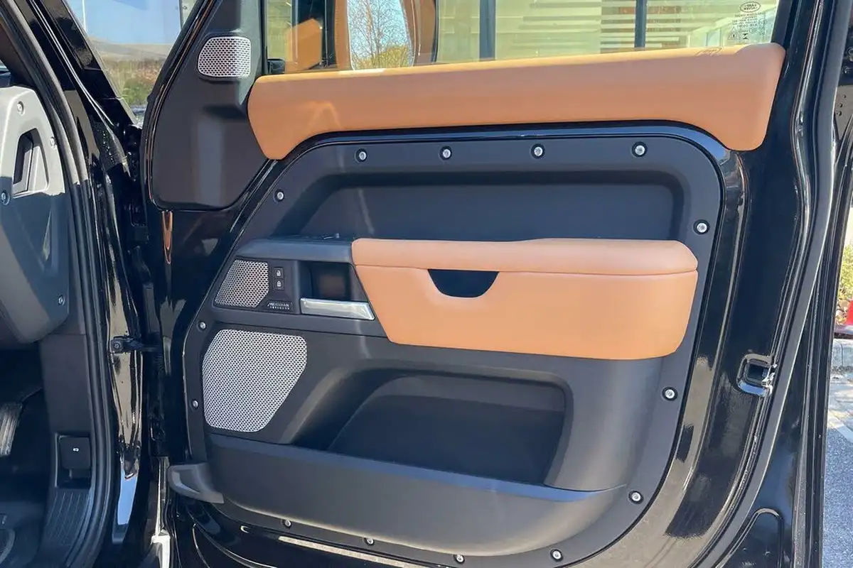 2024-land-rover-130-defender-30-d300-x-dynamic-hse-big-46