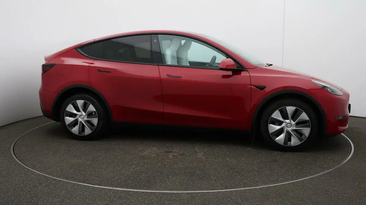 2022-tesla-model-y-e-long-range-big-39