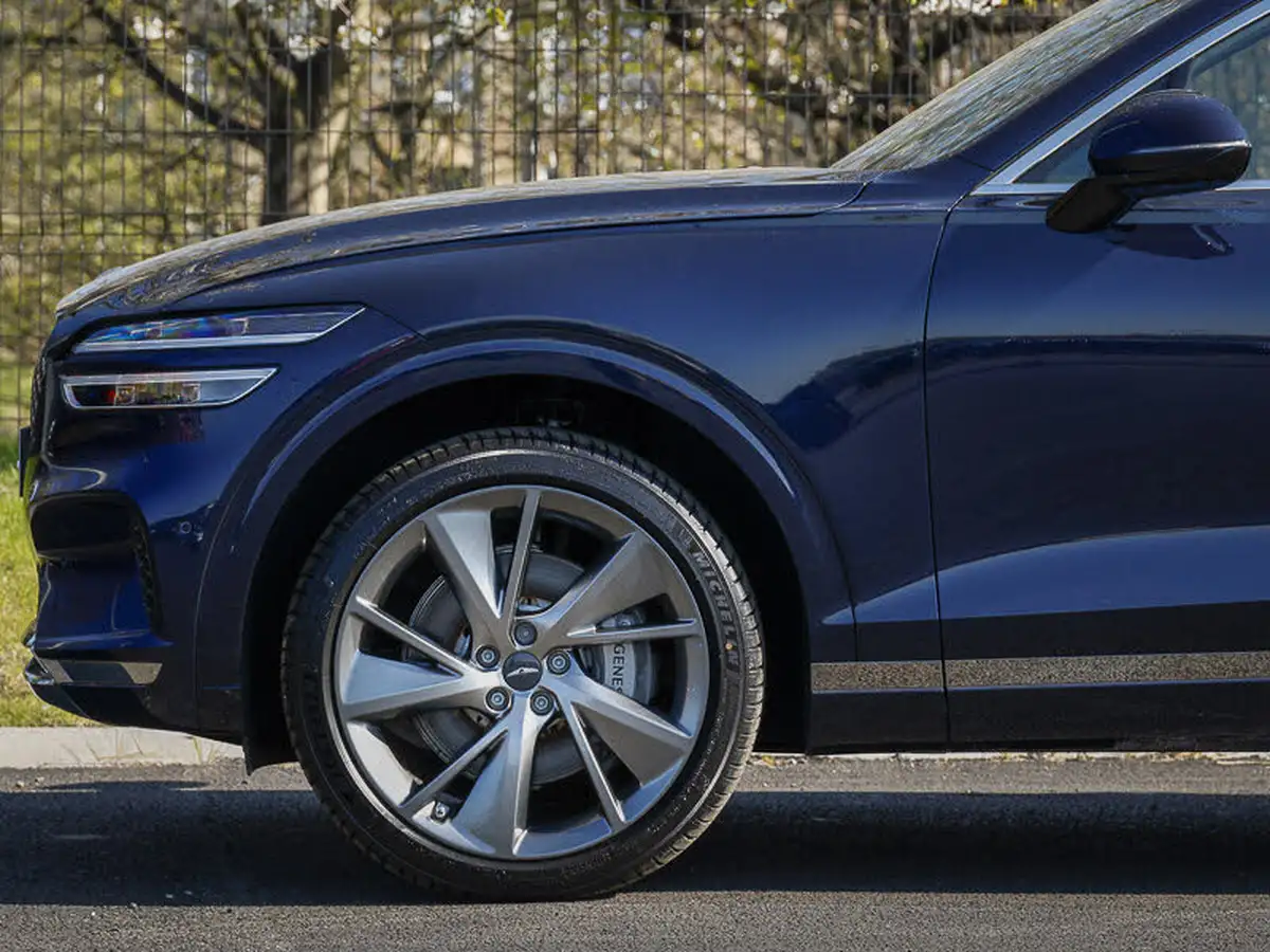 2025-genesis-gv70-22-d-luxury-line-big-3