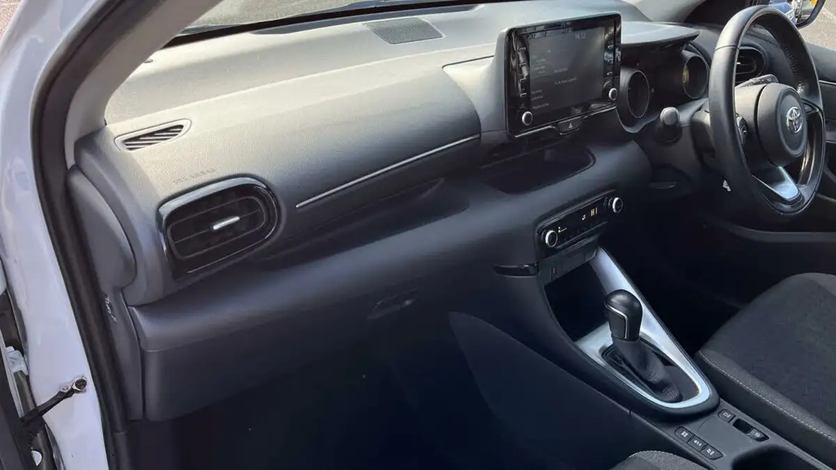 2021-toyota-yaris-15-vvt-i-design-big-32