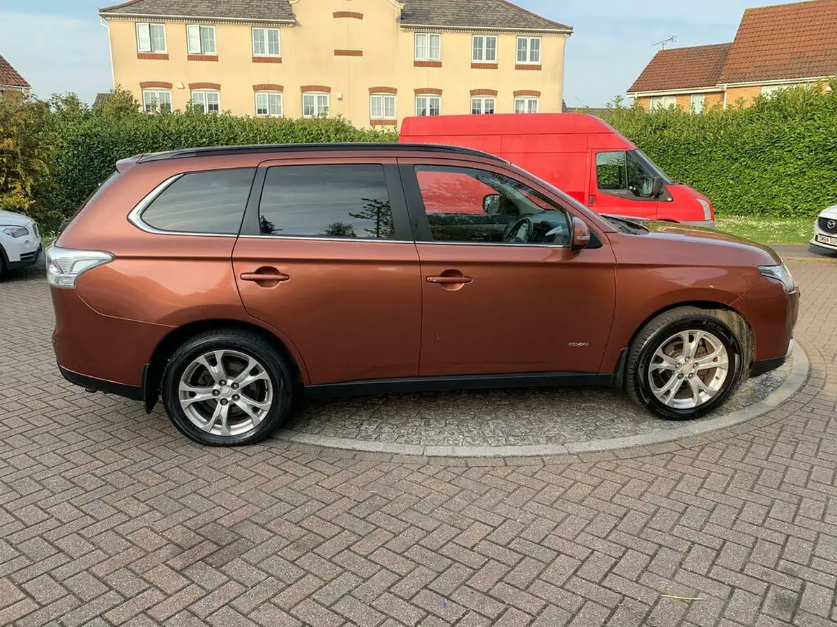 2014-mitsubishi-outlander-22di-d-gx4-big-32