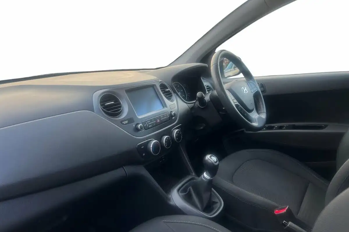 2019-hyundai-i10-10-play-big-8
