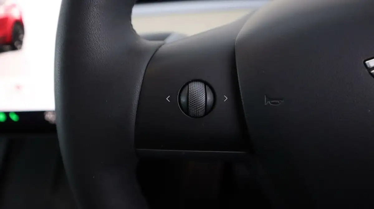 2023-tesla-model-y-e-long-range-big-22