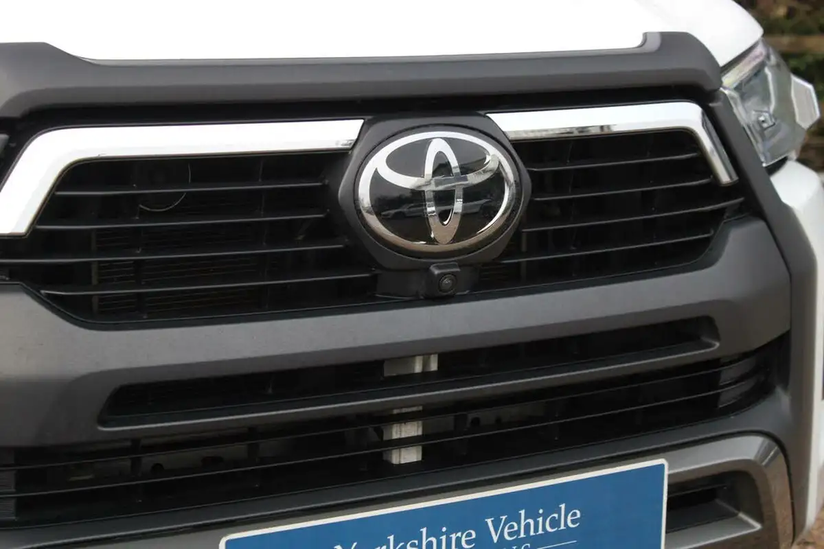 2023-toyota-hi-lux-28d-4d-invincible-x-2754cc-auto-big-34