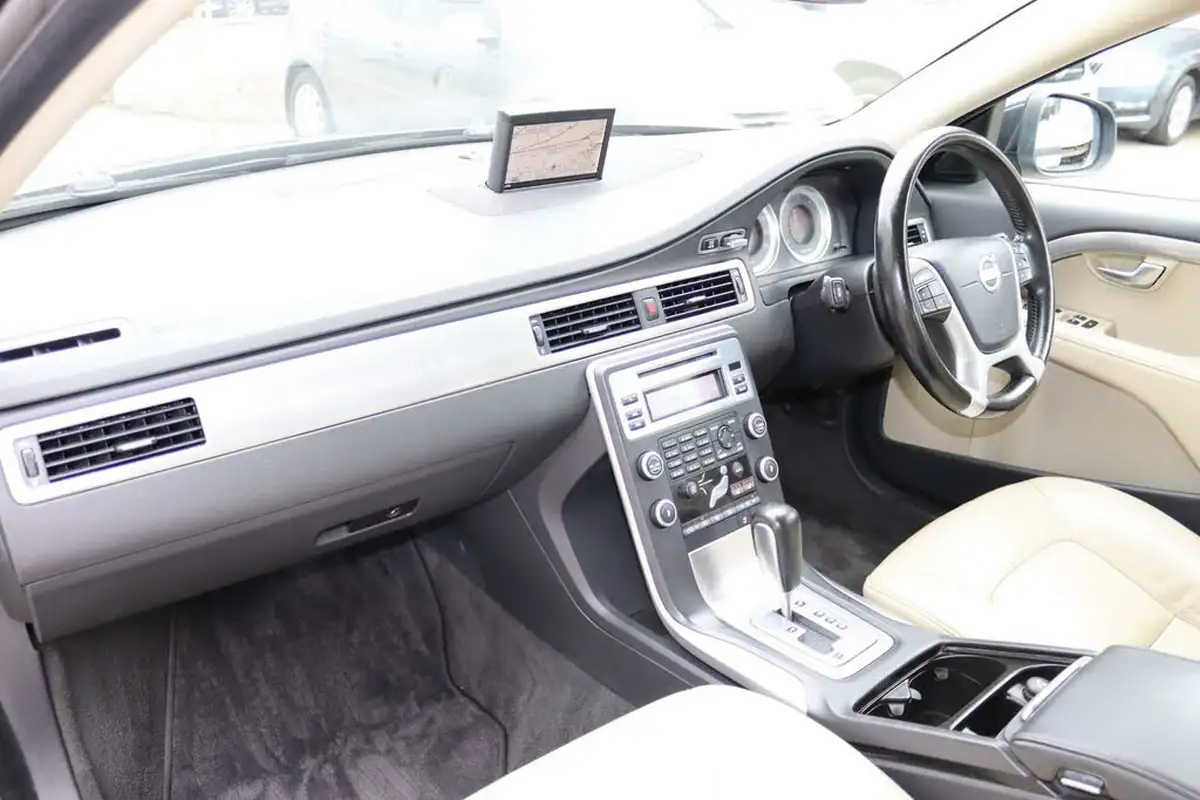 2011-volvo-v70-24td-d5-se-lux-202bhp-geartronic-big-17