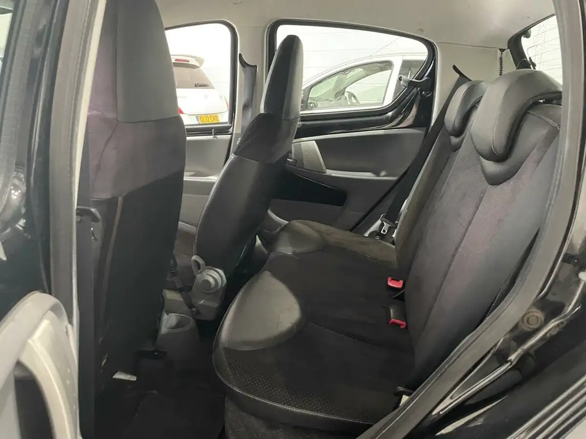2010-toyota-aygo-10-aygo-black-ac-5d-big-15