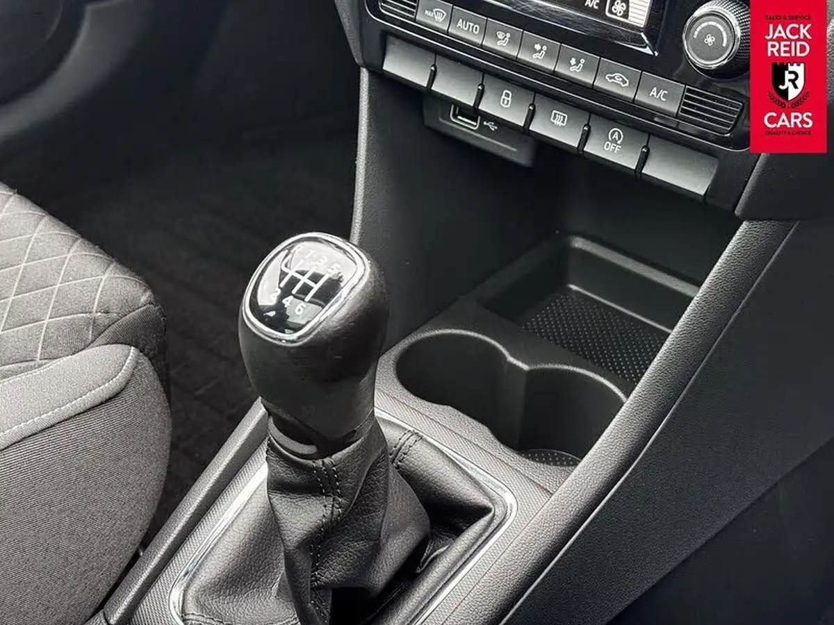 2018-skoda-rapid-spaceback-10-tsi-se-sport-109ps-ss-big-22
