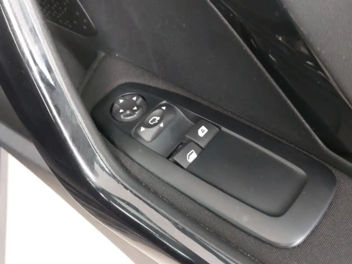 2019-peugeot-208-12-puretech-signature-big-9