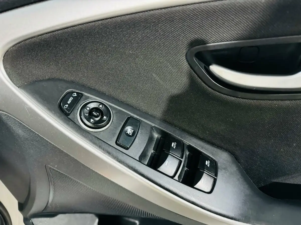 2012-hyundai-i30-16td-style-110ps-auto-big-18