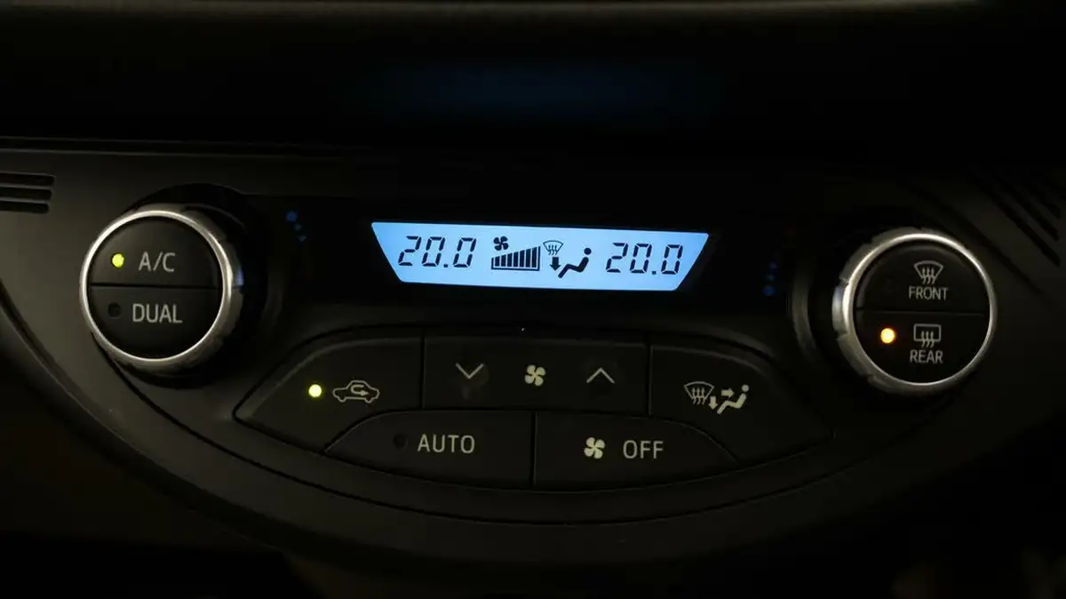 2020-toyota-yaris-15-vvt-i-y20-98bhp-hybrid-1497cc-e-cvt-big-11