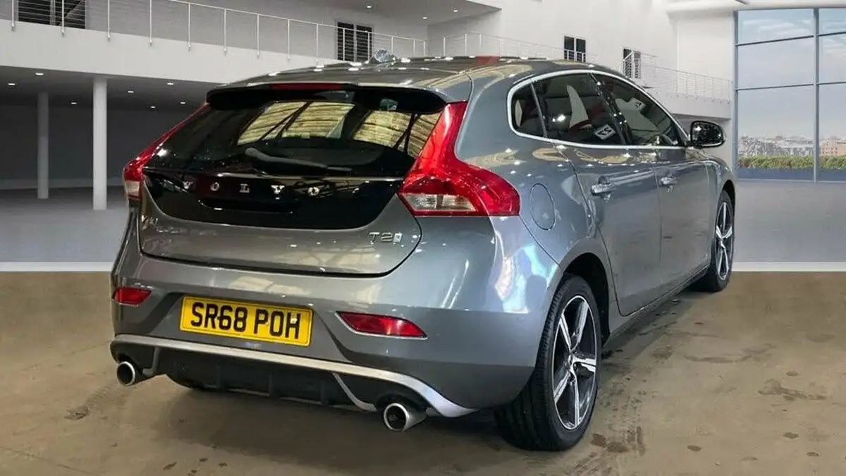 2019-volvo-v40-15-t2-r-design-big-3