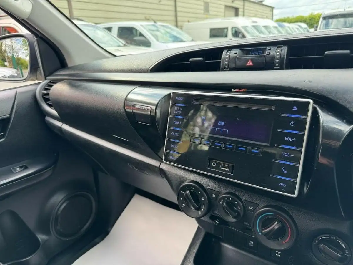 2017-toyota-hi-lux-24d-active-double-cab-pickup-big-13