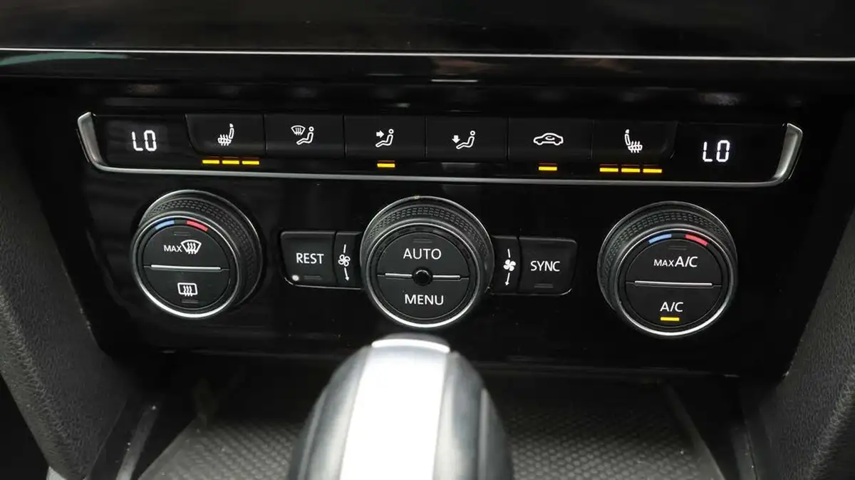 2020-volkswagen-passat-20tdi-r-line-150ps-evo-estate-5d-dsg-big-11