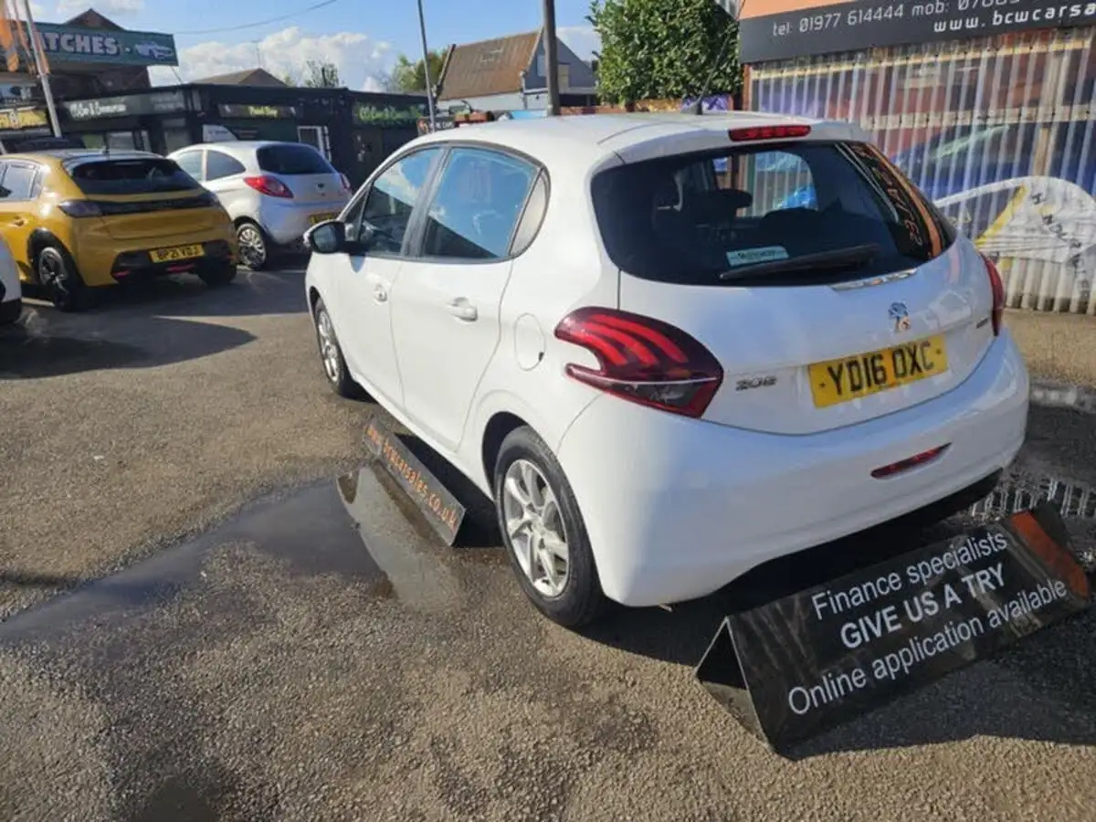 2016-peugeot-208-12-puretech-active-82bhp-5d-big-8