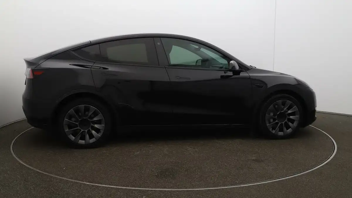 2022-tesla-model-y-e-long-range-big-8