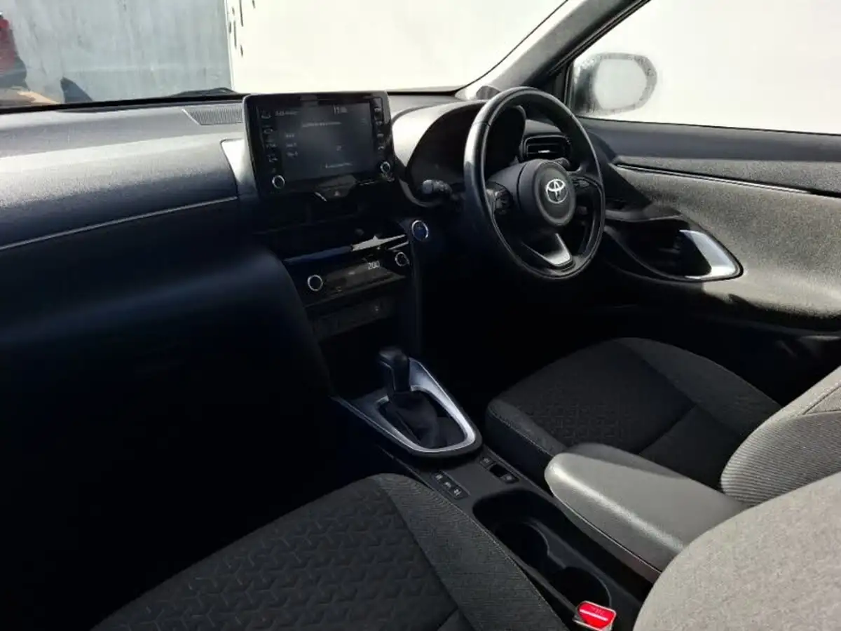 2022-toyota-yaris-15-vvt-i-design-panoramic-roof-big-4