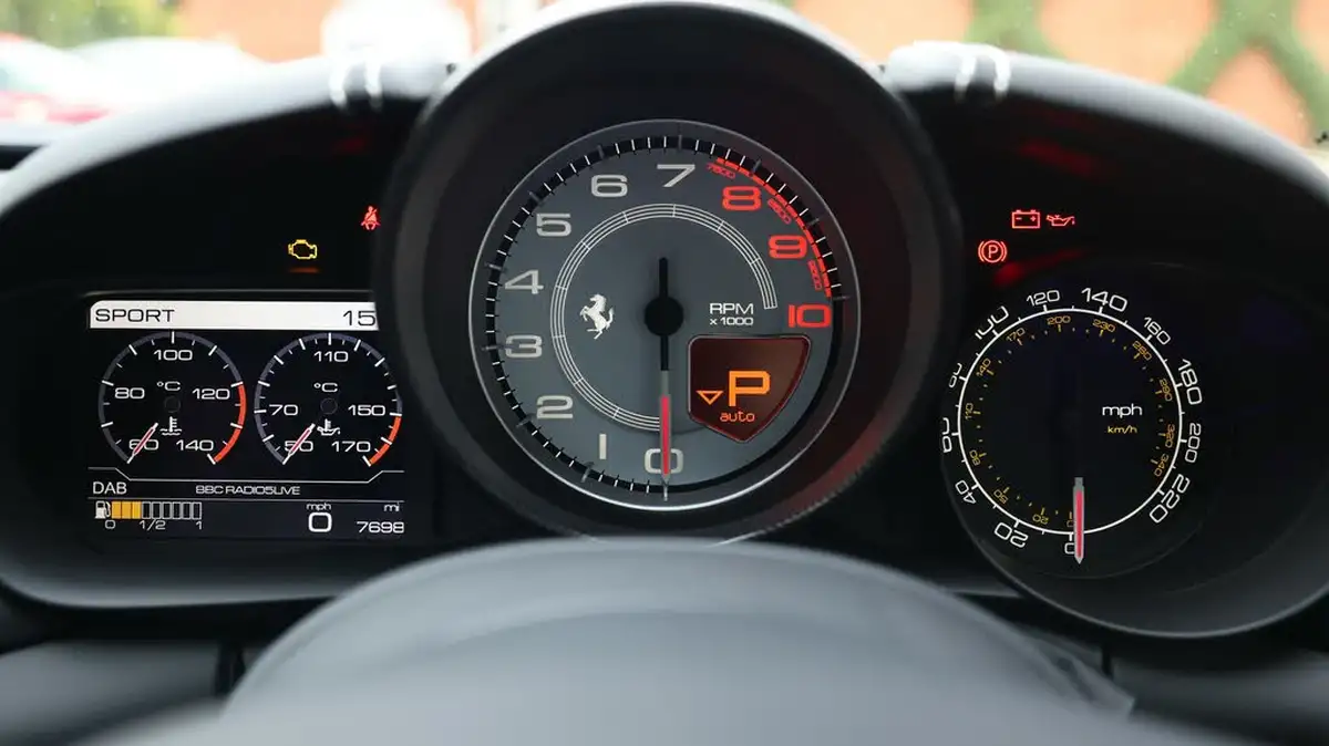 2017-ferrari-california-39-t-big-12