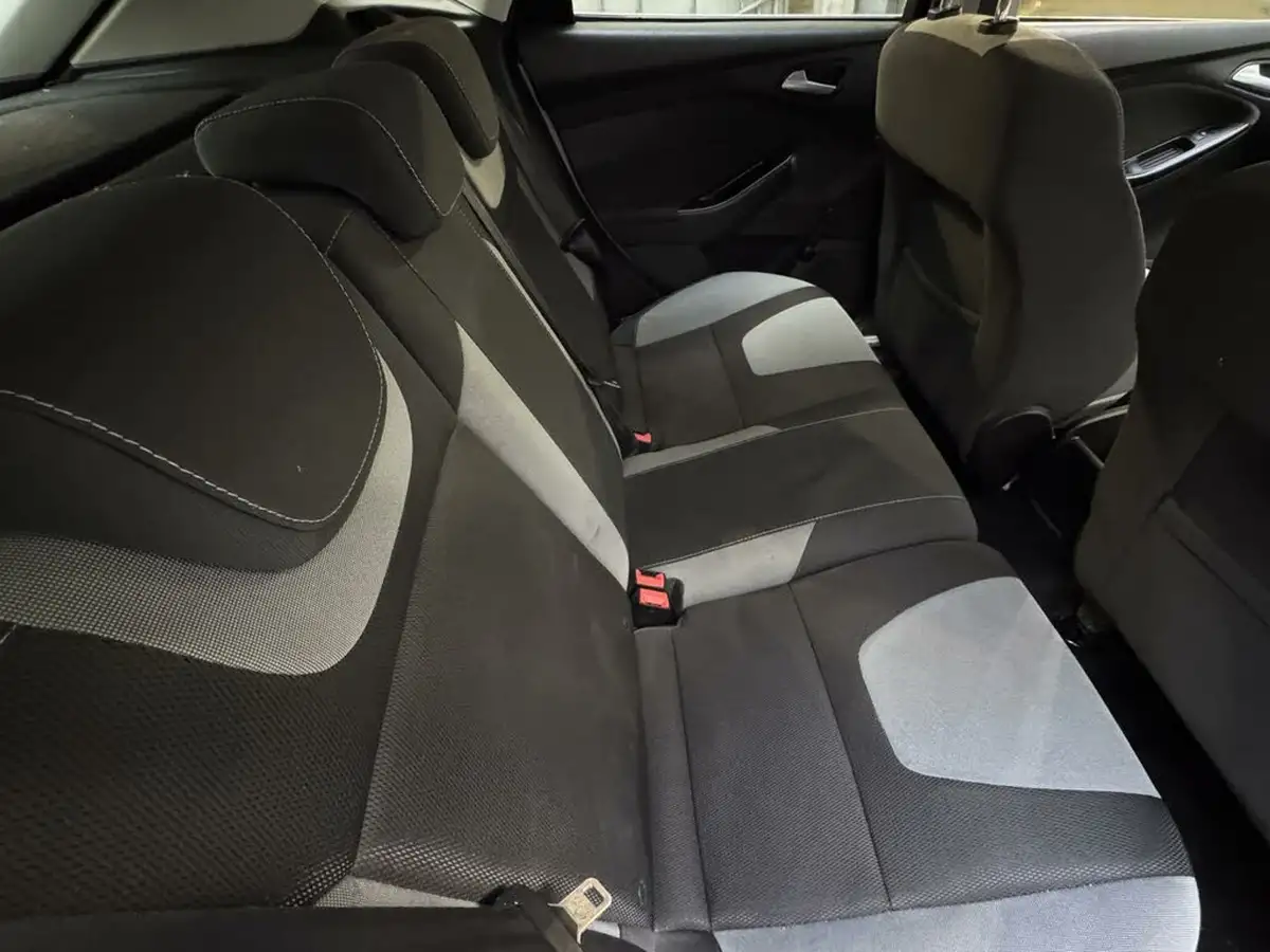 2014-ford-focus-10-zetec-125ps-ss-hatchback-big-30