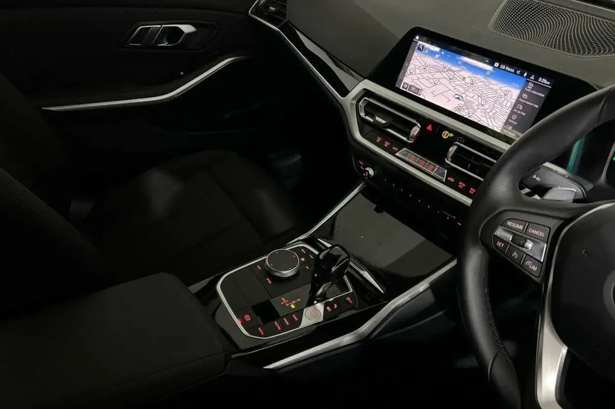 2020-bmw-3-series-20-330e-se-pro-saloon-4d-big-28