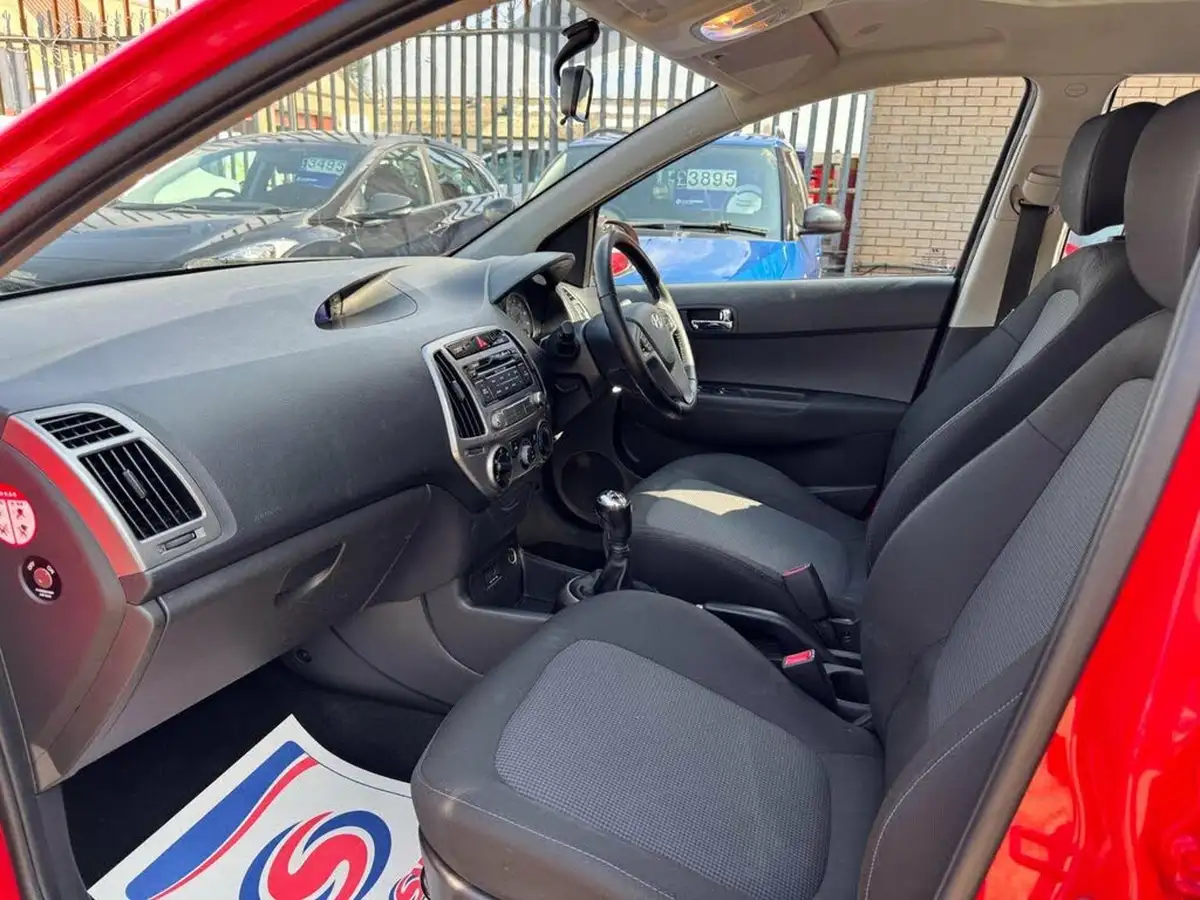 2014-hyundai-i20-14-active-99bhp-big-12