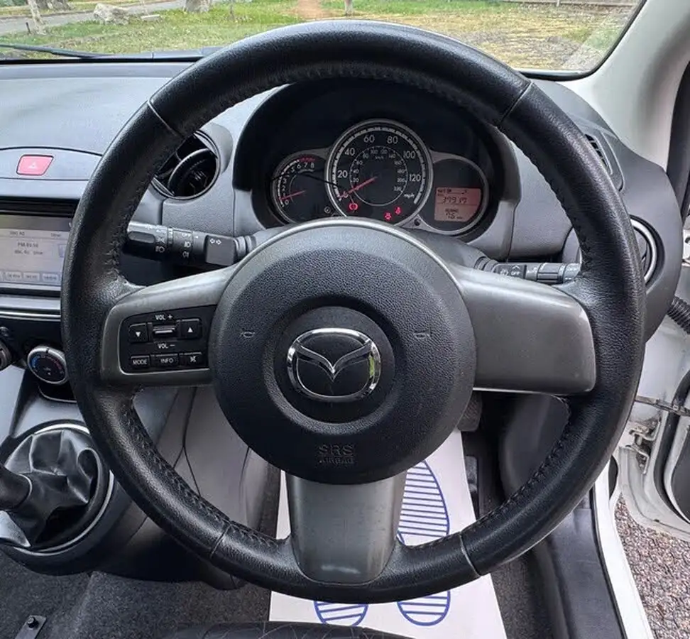 2013-mazda-mazda2-13-venture-big-16