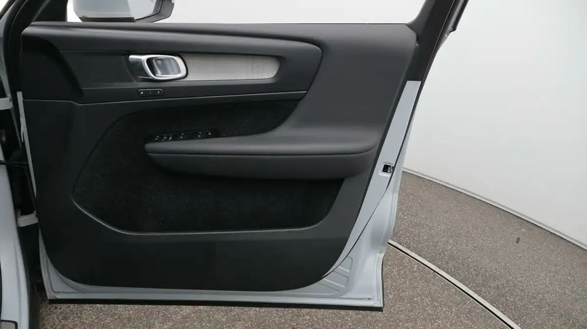 2021-volvo-xc40-15-t3-inscription-163bhp-big-15