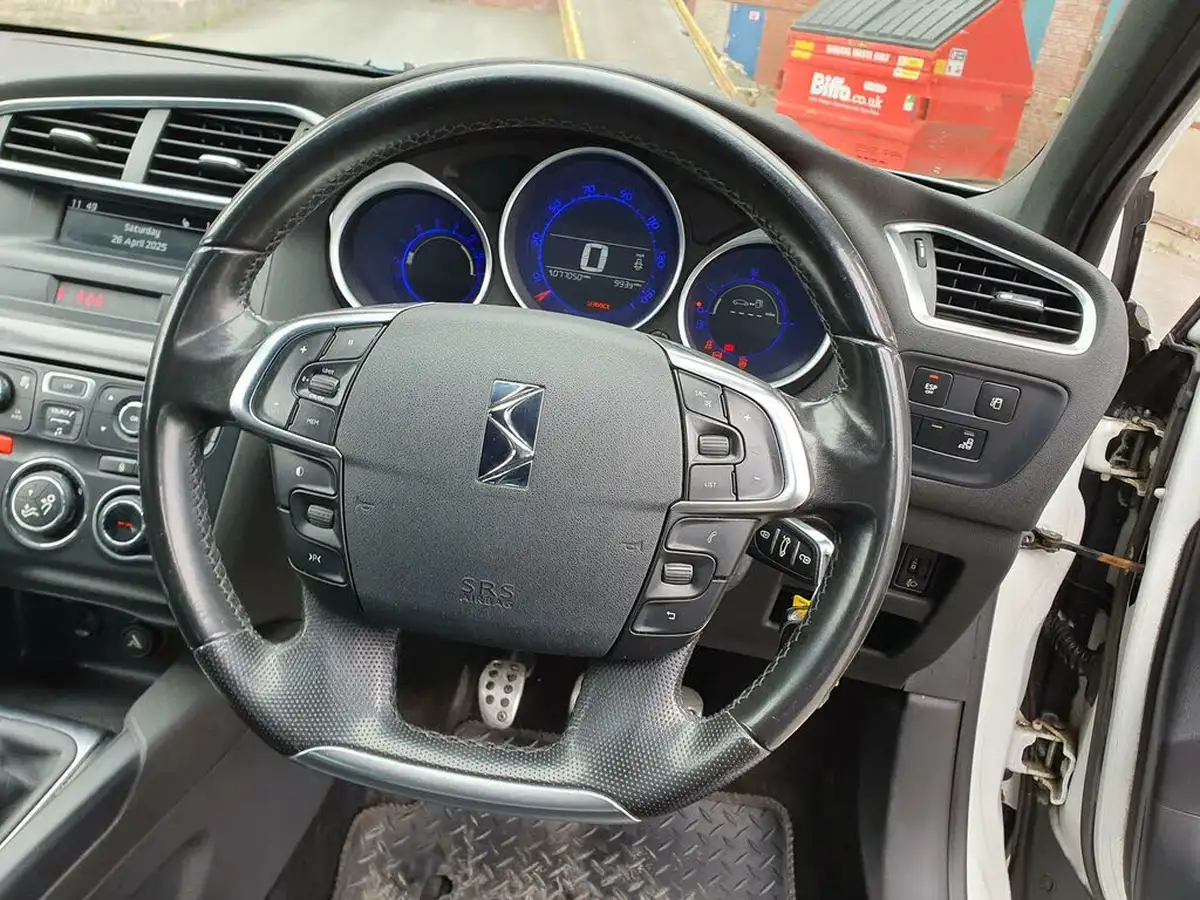 2013-citroen-ds4-20hdi-dsport-big-29