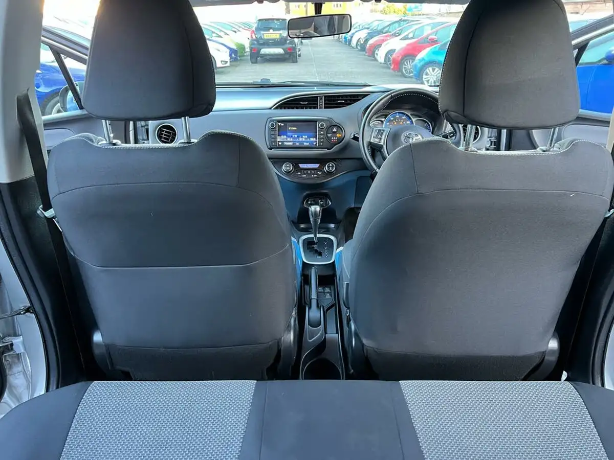 2015-toyota-yaris-15-vvt-i-icon-hybrid-big-33