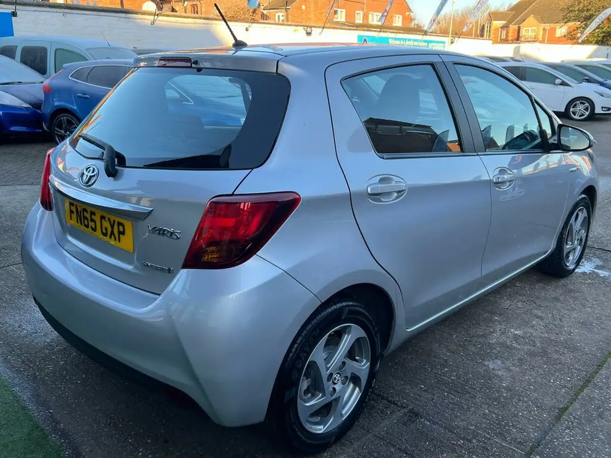 2015-toyota-yaris-15-vvt-i-icon-hybrid-big-9