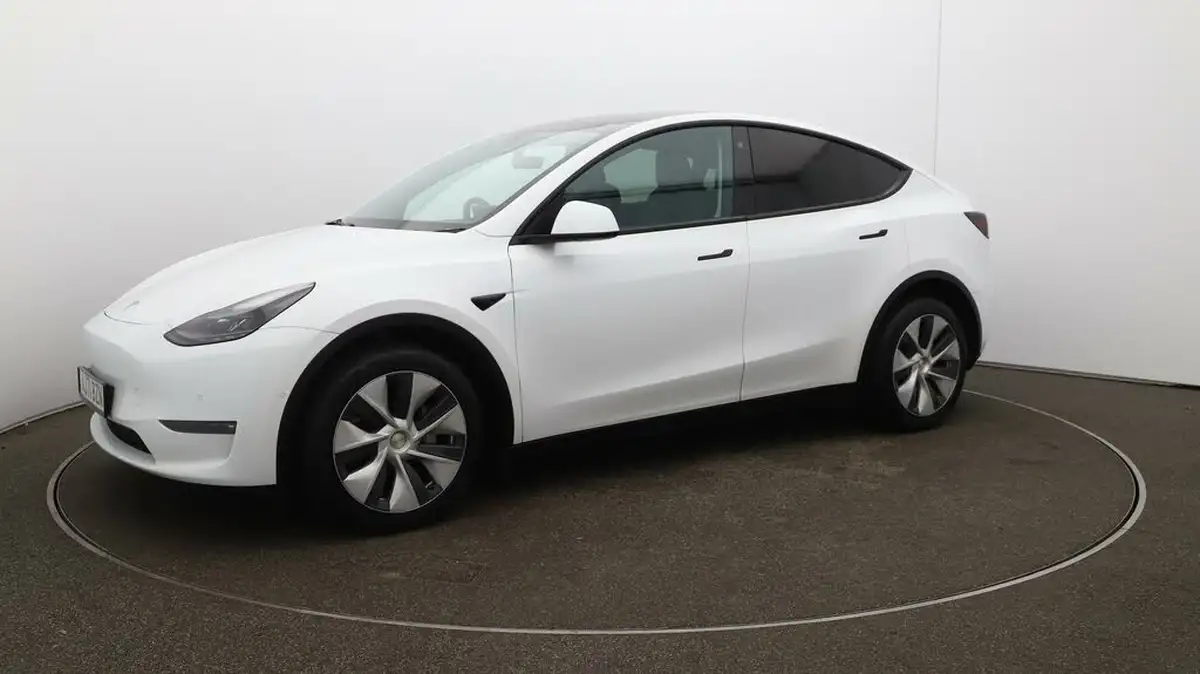 2022-tesla-model-y-e-long-range-big-59
