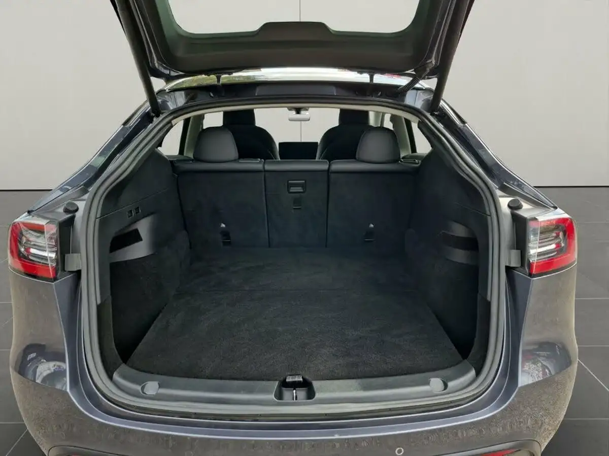 2022-tesla-model-y-e-long-range-big-28