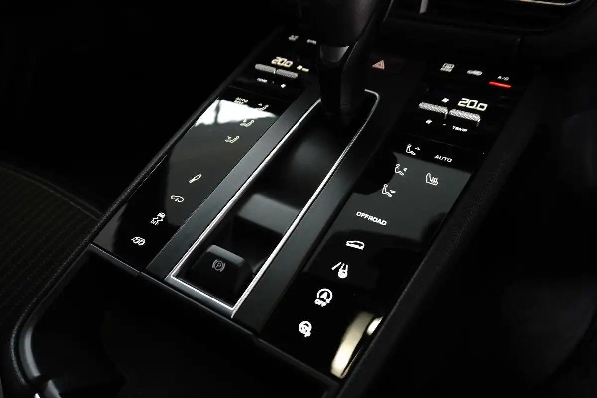 2022-porsche-macan-20-big-22
