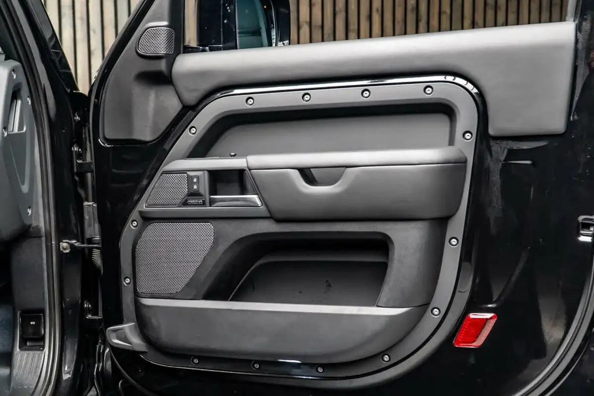2021-land-rover-90-defender-30-p400-x-big-30
