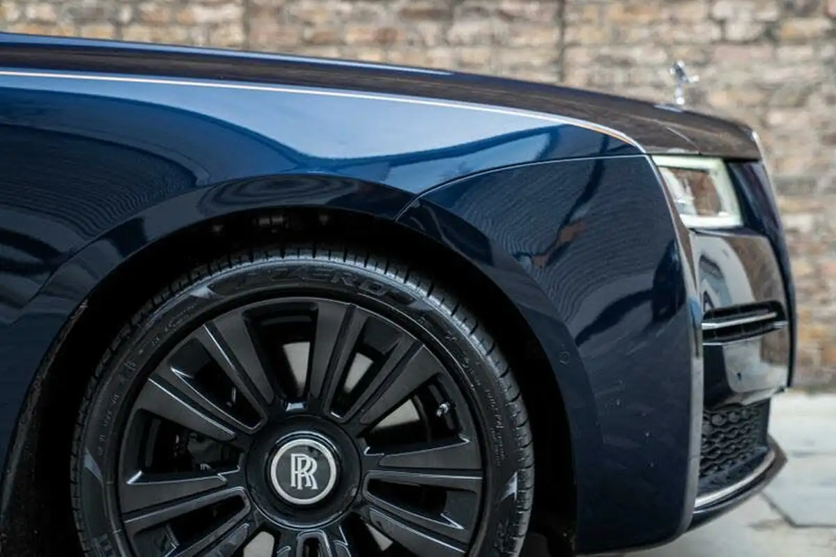 2021-rolls-royce-ghost-675-big-25