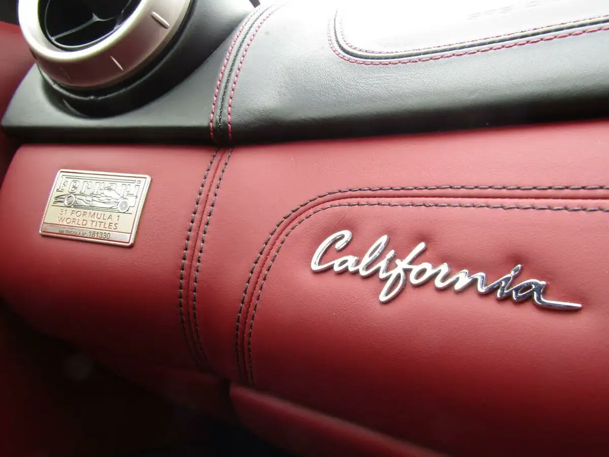 2010-ferrari-california-43-big-35