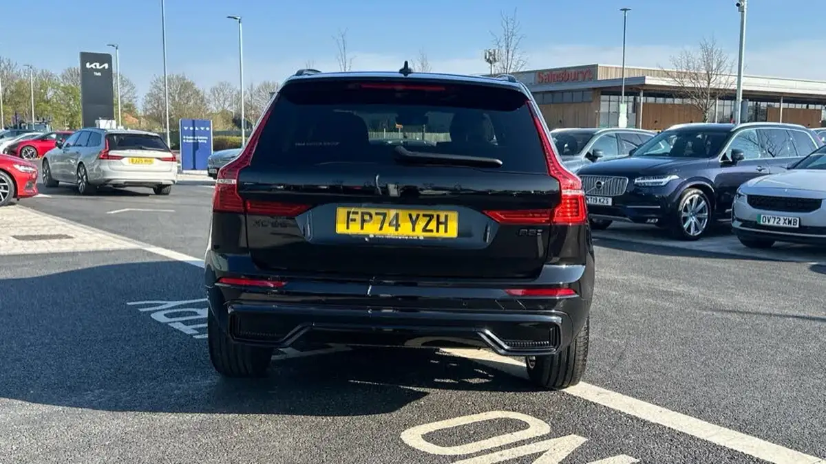 2025-volvo-xc60-20-b5-plus-black-edition-big-12