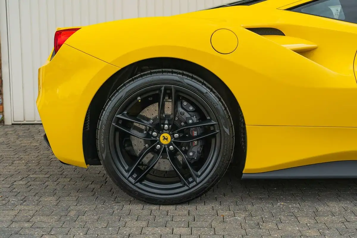 2018-ferrari-488-39-488-gtb-big-25