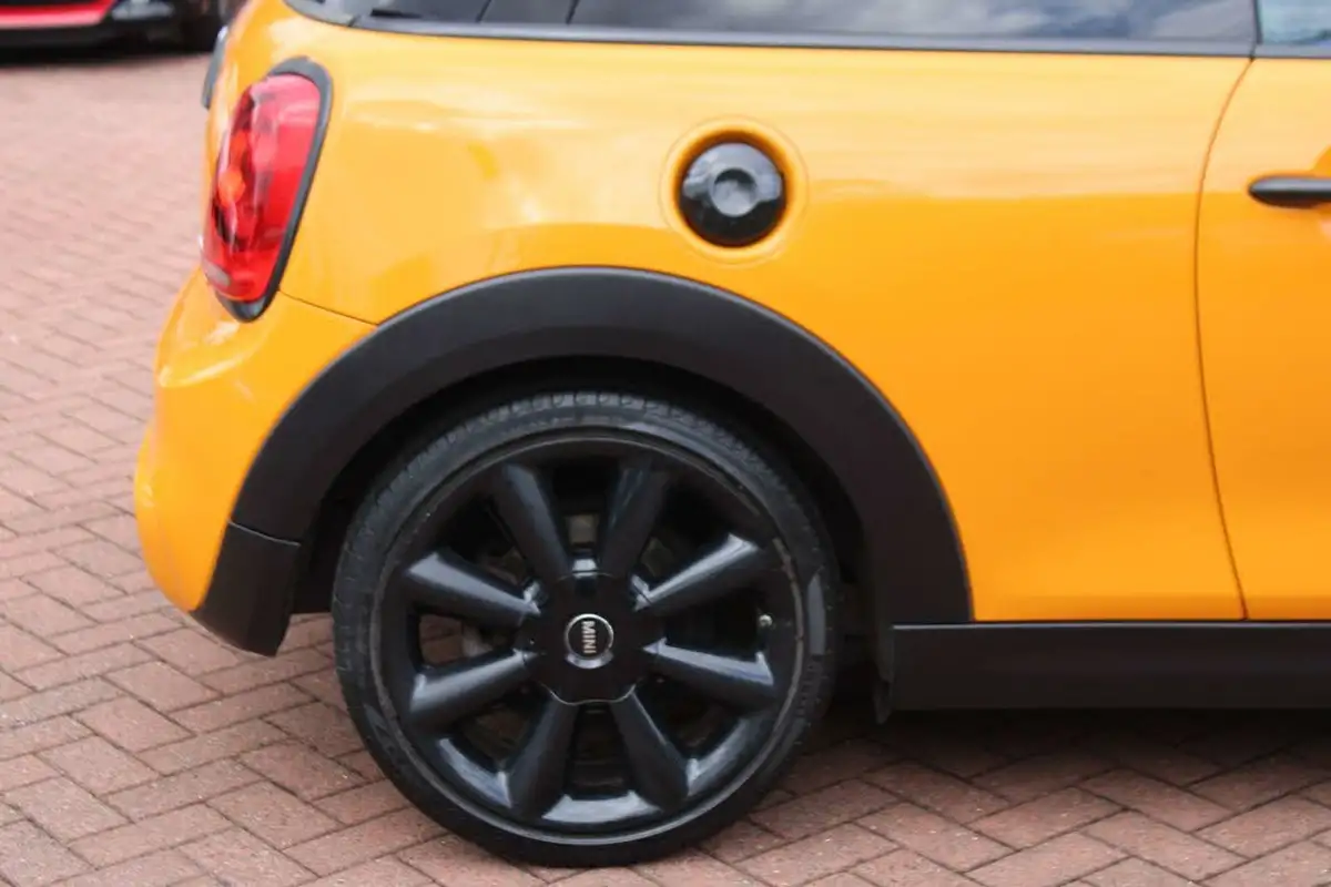 2017-mini-cooper-20-cooper-s-chili-ss-hatchback-3d-big-3