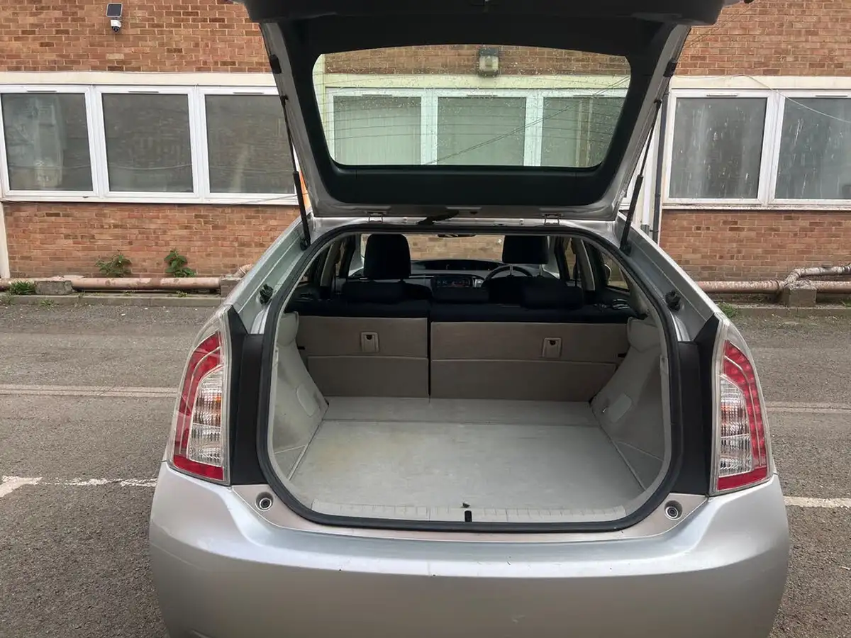 2015-toyota-prius-hybrid-big-11