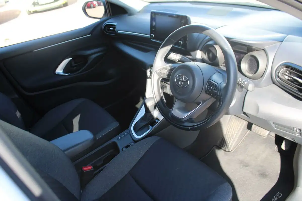 2022-toyota-yaris-15-vvt-i-design-big-9
