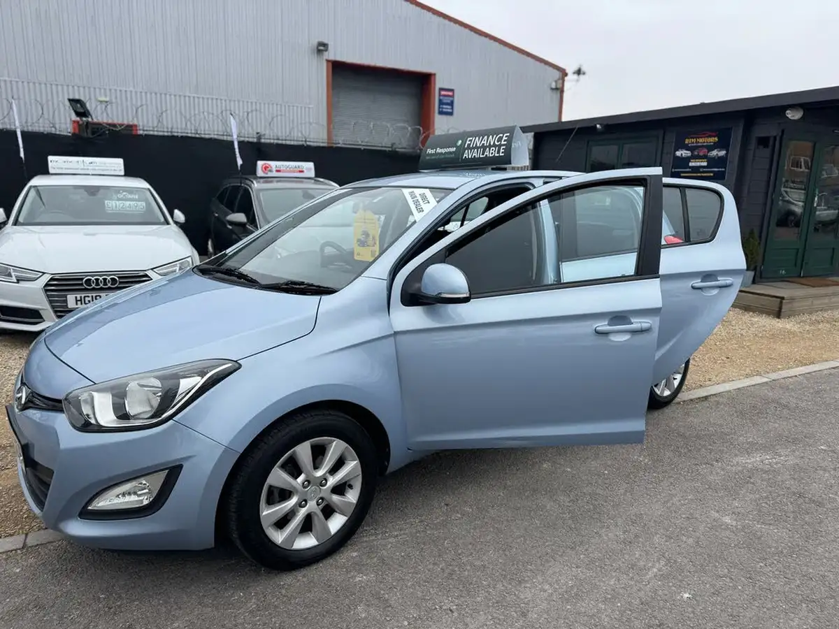 2012-hyundai-i20-12-active-5d-big-36