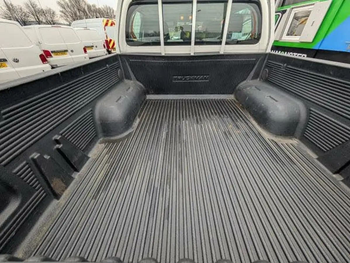 2020-toyota-hi-lux-24d-4d-active-150hpeu6dt-e-35t-double-pick-up-big-26