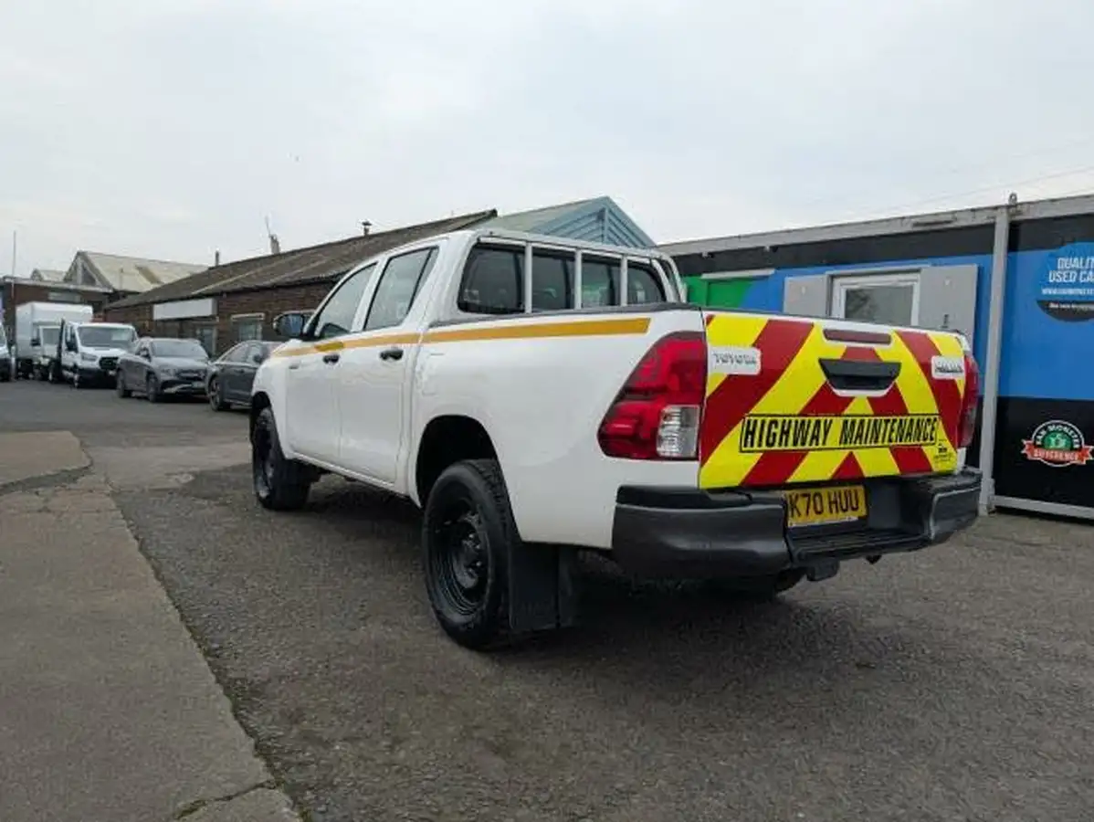 2020-toyota-hi-lux-24d-4d-active-150hpeu6dt-e-35t-double-pick-up-big-5