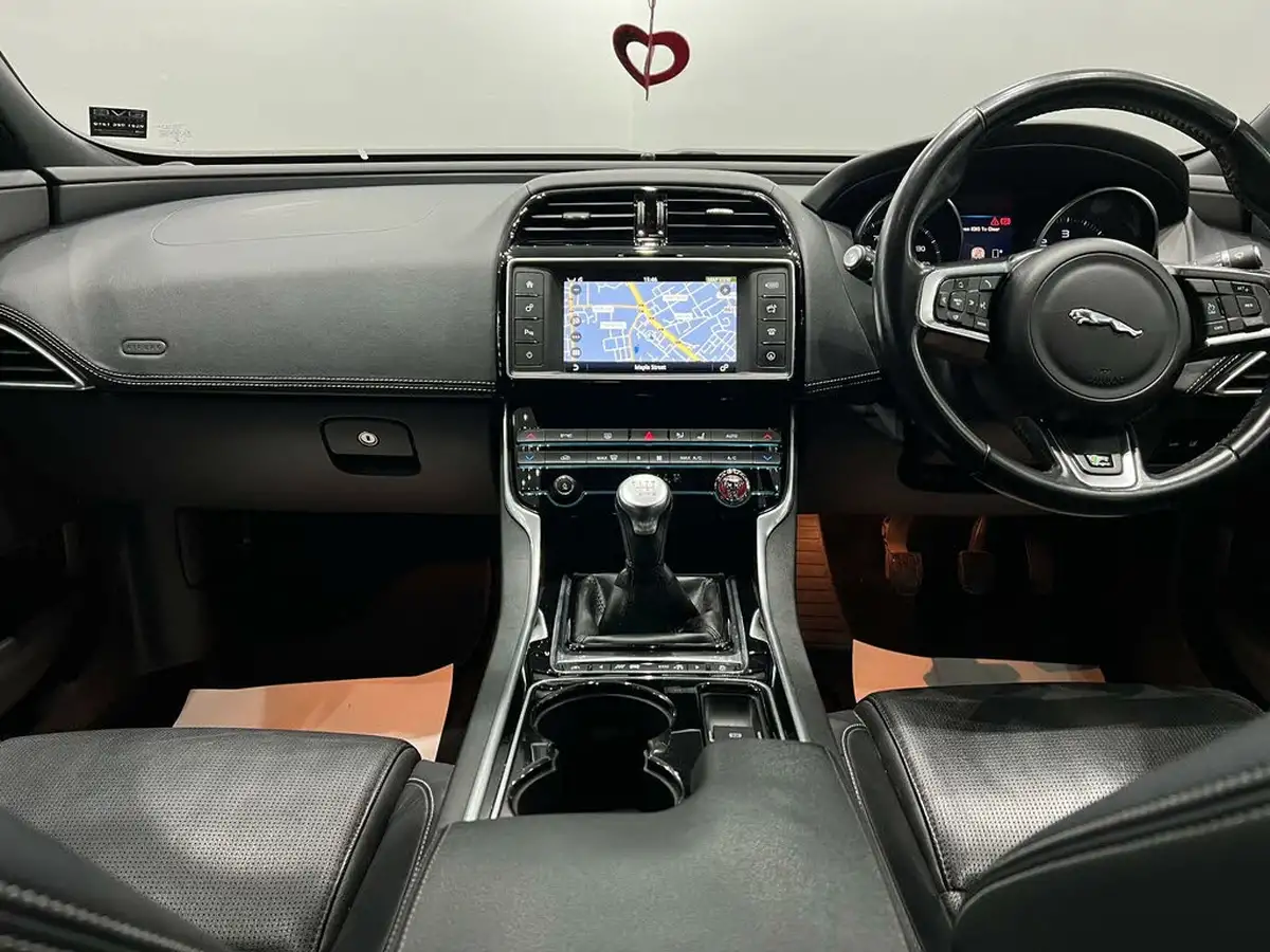 2015-jaguar-xe-20td-r-sport-180ps-big-36