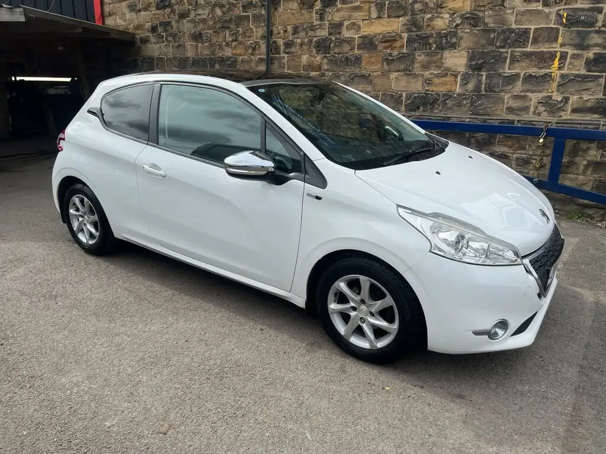 2014-peugeot-208-14td-style-14hdi-68bhp-3d-big-0