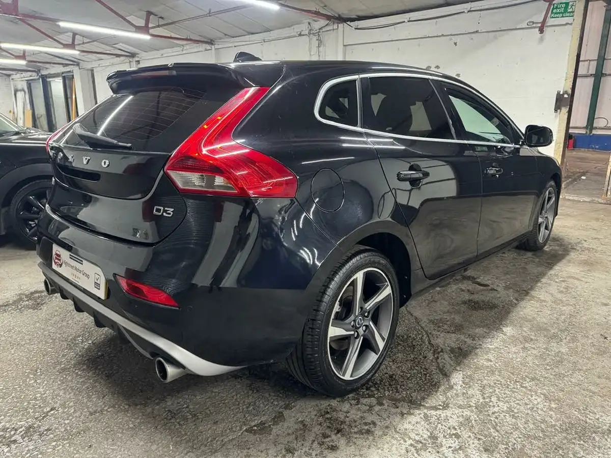 2014-volvo-v40-20td-d3-r-design-lux-nav-big-32
