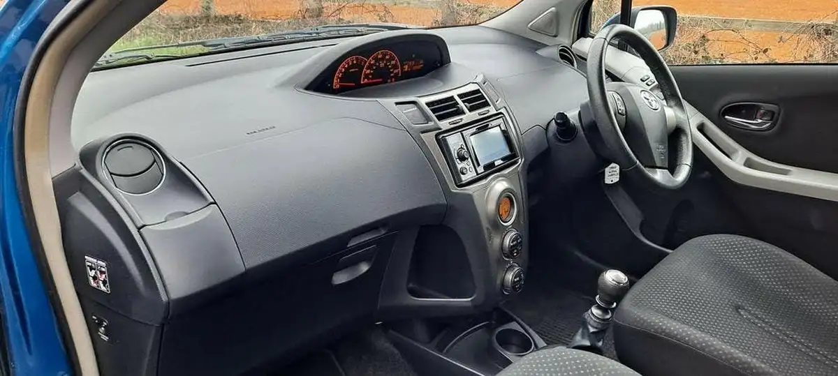 2011-toyota-yaris-133-t-spirit-vvt-i-101bhp-5d-big-13