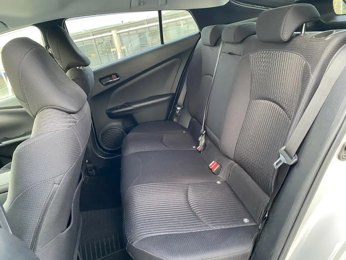 2018-toyota-prius-hybrid-big-31