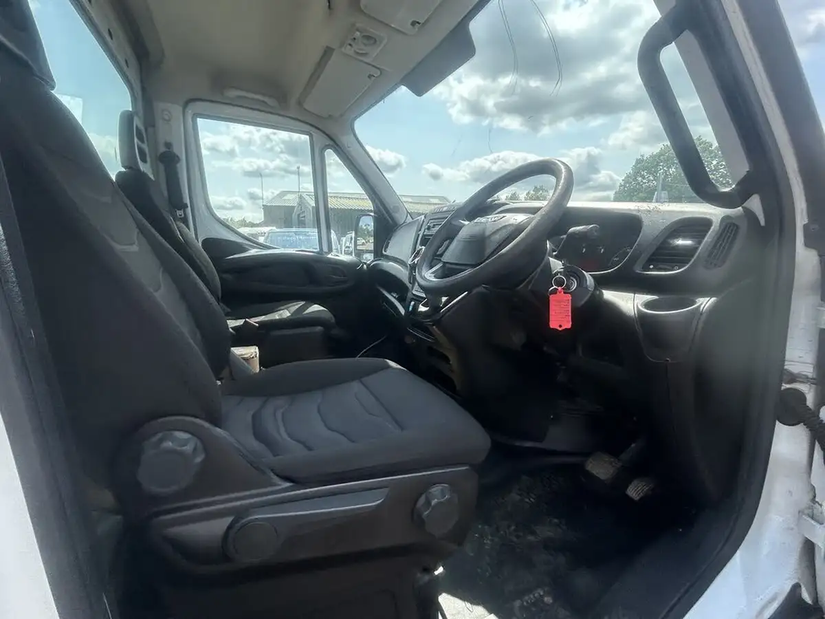 2016-iveco-daily-s-class-23td-35s11-4100-big-1